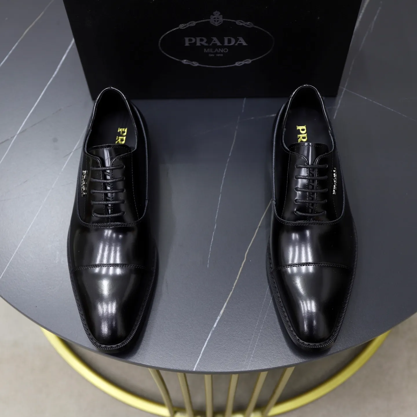 Ex-factory price: 540💰🙅‍♂️🙅‍♂️🙅‍♂️ Brand: PRADA Standard code: Men's code 38-44 (45 can be customized) Grade: Same style as the official website Original order quality Material: Original cowhide surface Comfortable cowhide lining Original outsole Style category: Men's fashionable casual leather shoes Distinguished big-name luxury elements Top luxury Color: actual picture color